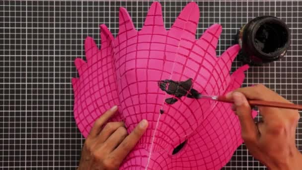 Basteln Bemalung Einer Rosafarbenen Adlermaske Schwarz Schnittmatte Braune Hände Kunst — Stockvideo