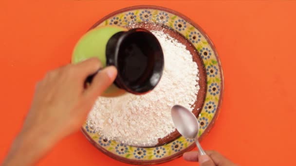 접시에 밀가루를 넣는다 피부의 주황색 — 비디오