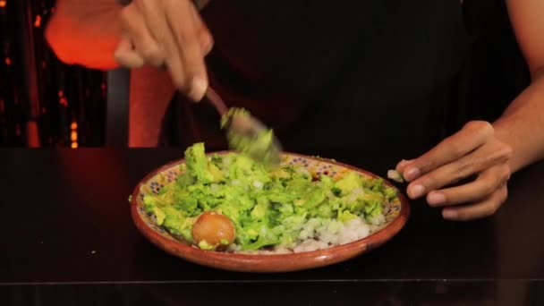 Latin Adam Cadılar Bayramı Partisi Için Guacamole Hazırlıyor Soğan Avokado — Stok video