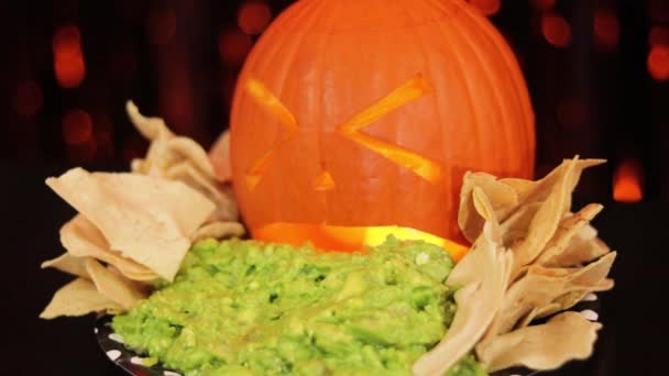 Calabaza Espeluznante Vomitando Guacamole Comida Para Fiesta Halloween Plato Hay — Vídeos de Stock
