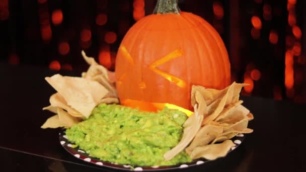 Griezelige Pompoen Die Guacamole Spuwt Eten Voor Halloween Feest Het — Stockvideo