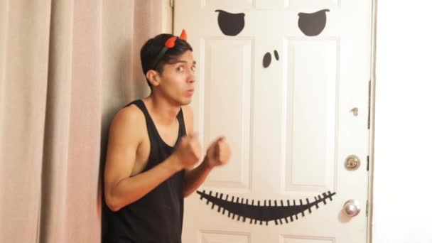 Joven Latino Está Asustado Por Aterradora Decoración Halloween Casa Tiro — Vídeos de Stock