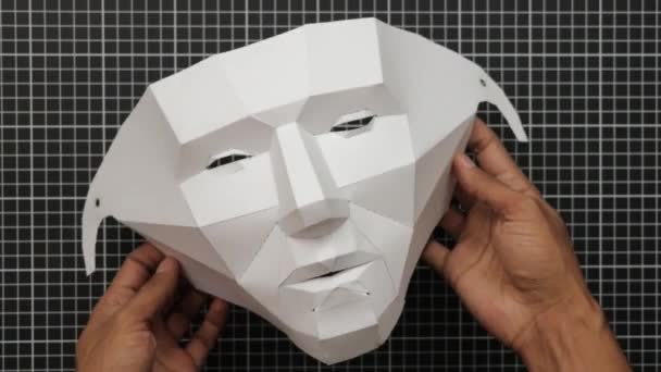 ハロウィーンとマスカレード用の紙多角形3Dマスク 黒と白だ 工芸品の切断マット — ストック動画