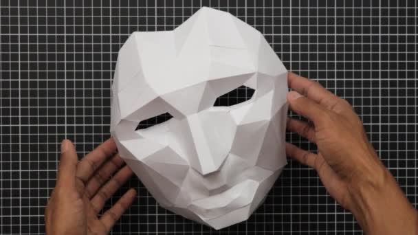 Χάρτινη Πολυγωνική Μάσκα Για Αποκριές Και Μεταμφίεση Ασπρόμαυρο Επιφάνεια Κοπής — Αρχείο Βίντεο