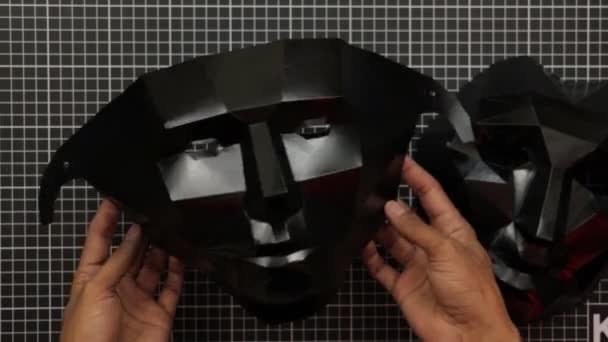 ハロウィンと仮面舞踏会のための3次元黒多角形の仮面 黒と白だ 工芸品の切断マット — ストック動画