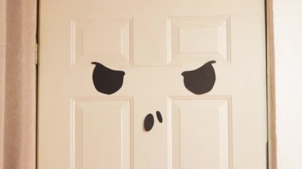 ハロウィーンのために装飾されたドア 不気味な幽霊の顔 — ストック動画