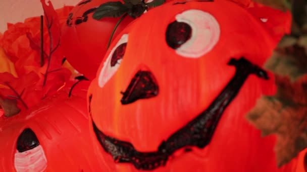 Enge Feest Halloween Decoratie Pompoenemmers Schedels Tisue Papieren Bloemen Met — Stockvideo