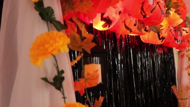 Ijesztő Buli Halloween Dekoráció Tök Vödrök Koponyák Tisue Papír Juharfalevelek — Stock videók