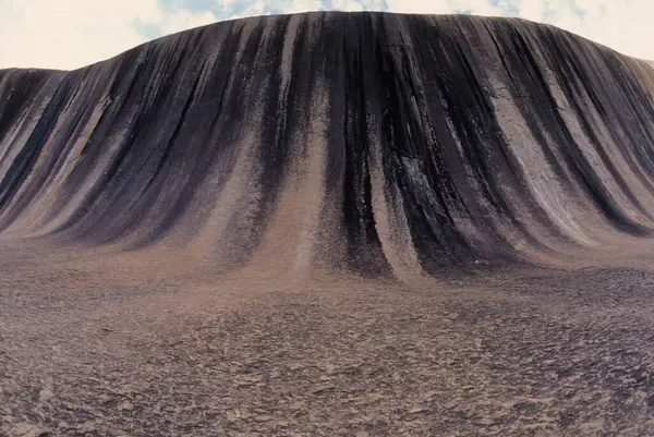 Dalga Kayası Uzun Kırılgan Bir Okyanus Dalgasına Benzeyen Doğal Bir — Stok fotoğraf