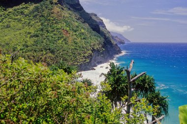 NaPali Coast State Park, ABD 'nin Hawaii eyaletinde, Kauai' nin kuzeybatı yakasında, Hawaii 'nin en eski ikinci adasıdır.