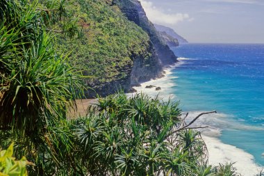 NaPali Coast State Park, ABD 'nin Hawaii eyaletinde, Kauai' nin kuzeybatı yakasında, Hawaii 'nin en eski ikinci adasıdır.