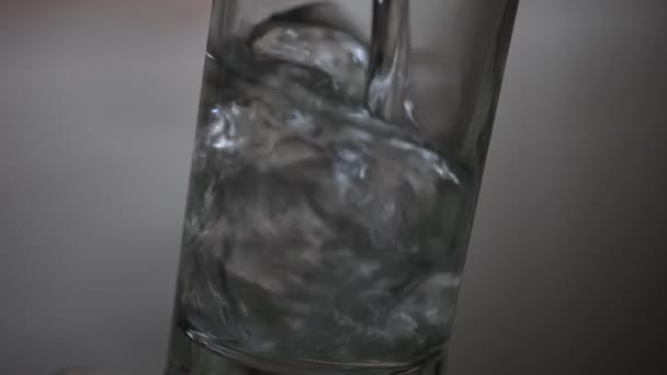 Ρίχνει Νερό Ένα Ποτήρι — Αρχείο Βίντεο
