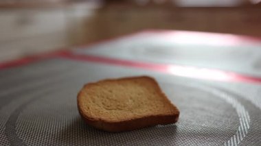 Banliyölerin çatılarında yağmurlu bir günün çatı penceresinden görünüm.