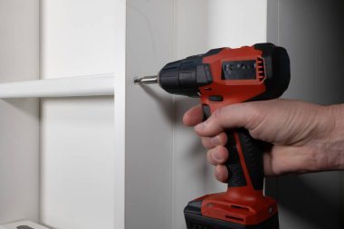 Yatak odasında montaj işi için tornavida ayarlama