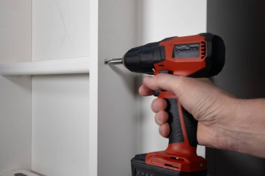 Yatak odasında montaj işi için tornavida ayarlama