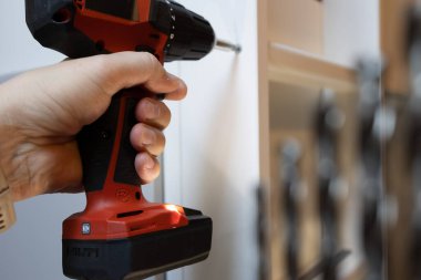 Yatak odasında montaj işi için tornavida ayarlama