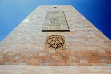 Ciudad Mitad del Mundo, Ekvador 'un Pichincha iline ait bir arazi türüdür. Quito kantonunun San Antonio bölgesinde, Quito 'nun merkezinin 26 km (16 mi) kuzeyinde yer almaktadır..