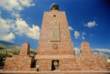 Ciudad Mitad del Mundo, Ekvador 'un Pichincha iline ait bir arazi türüdür. Quito kantonunun San Antonio bölgesinde, Quito 'nun merkezinin 26 km (16 mi) kuzeyinde yer almaktadır..