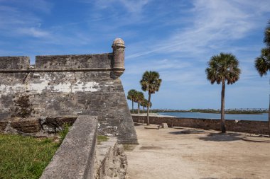 Güneşli bir öğleden sonra, St. Augustine Florida 'daki Castillo de San Marcos kalesinin güneydoğu köşesi.