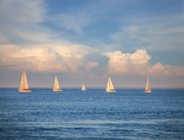 Duluth yakınlarındaki Superior Gölü 'ndeki yelkenli tekneleri güzel bulutların altında bir yaz akşamı