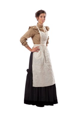 Önlük giyen genç çayır kadını elleri kalçasında, beyazın üstünde duruyor.