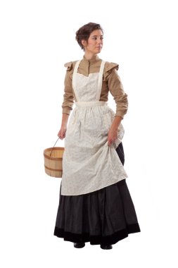 Önlüklü genç çayır kadını arkasına bakıyor ve beyaz tenli bir sepet tutuyor.