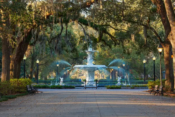 Savannah Georgia 'daki Forsyth Park' taki çeşme. Bir bahar sabahı.