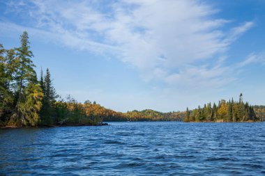 Mavi kuzey Minnesota Gölü Sınır Suları yakınında Tepelerde ağaçlar sonbahar renklerinde