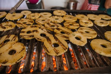 preparation of a rich and delicious hamburger to share with your close friends