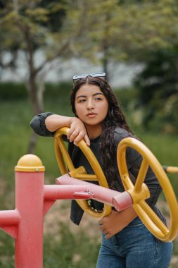 Çiçeklerle ve doğa ile çevrili tarlada kadın portresi.