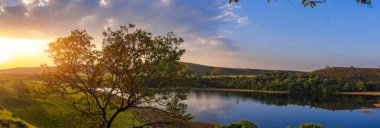 Eğlenmek ve fotoğraf çekmek için renklerle dolu güzel bir gün doğumu