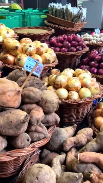 Vídeo Vibrante Que Captura Atmósfera Animada Mercado Frutas Lleno Gente — Vídeo de stock