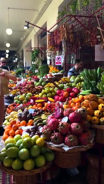Élénk Videó Funchal Zsúfolt Gyümölcspiacának Élénk Atmoszférájáról Ahol Helyiek Látogatók — Stock videók