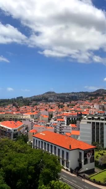 Video Das Den Panoramischen Stadtblick Von Funchal Aus Einer Seilbahnfahrt — Stockvideo