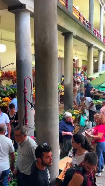 Vibrant Video Capturing Lively Atmosphere Crowded Fruit Market Funchal Locals — Stock Video