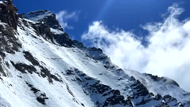 アルプス キッツシュティンホーンにあるギッツシュティンホルン3000の輝かしい山々を映し出し アルプス山脈の輝かしい美しさを捉えるビデオ 雲のタイムラウンドビデオ — ストック動画