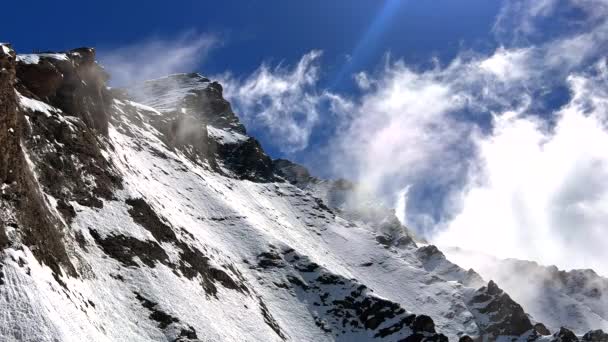 アルプス キッツシュティンホーンで3000の輝かしい山々の壮大な景色を示すビデオは アルプス山脈の景観の畏敬の念を抱く美しさを捉えています — ストック動画