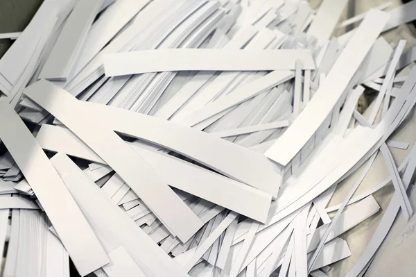 Sepete Konmuş Kağıt Parçalarından Oluşan Boş Çizgilerin Üst Görünümü — Stok fotoğraf
