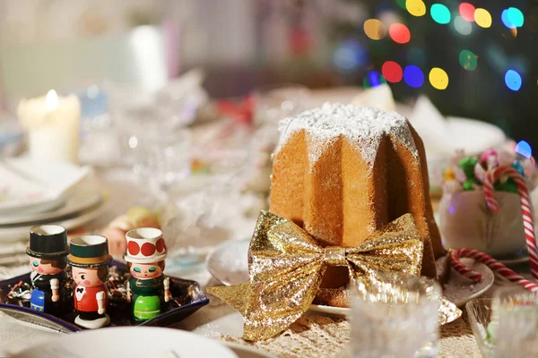 Dekorierte Italienische Pandoro Weihnachtskuchen Mit Goldenem Band Auf Einem Tisch — Stockfoto