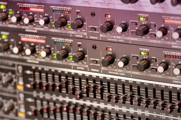 Foco Suave Muitos Interruptores Diferentes Alavancas Amplificador Música Profissional Estúdio — Fotografia de Stock