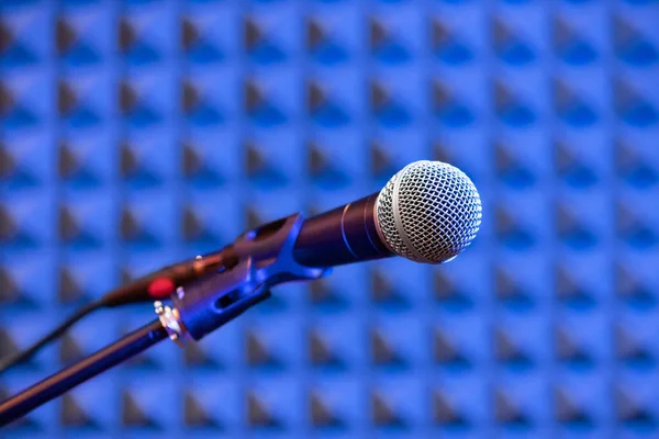 Weiche Fokussierung Des Professionellen Mikrofons Auf Stativ Vor Blauer Schallschutzwand — Stockfoto