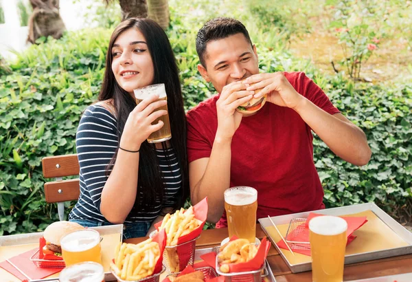 Pár Chutné Burger Pití Alkoholického Piva Při Posezení Terase Venkovní — Stock fotografie