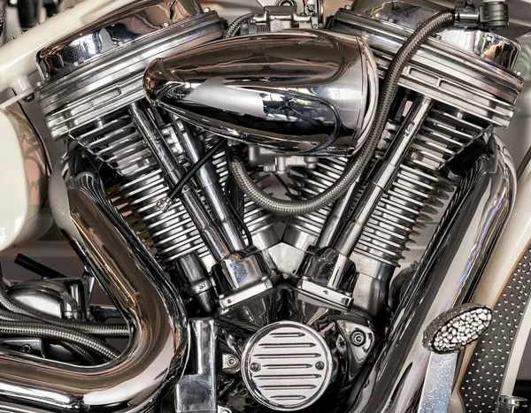 Closeup Detalhes Cromados Brilhantes Moderno Motor Motocicleta Estacionado Garagem Durante — Fotografia de Stock