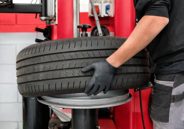 Erntehelfer Latexhandschuhen Entfernen Reifen Aus Radlauf Bei Arbeit Autohaus — Stockfoto