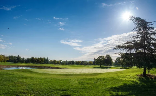 Panoramautsikt Över Gräsbevuxen Golfbana Med Damm Och Träd Som Ligger — Stockfoto