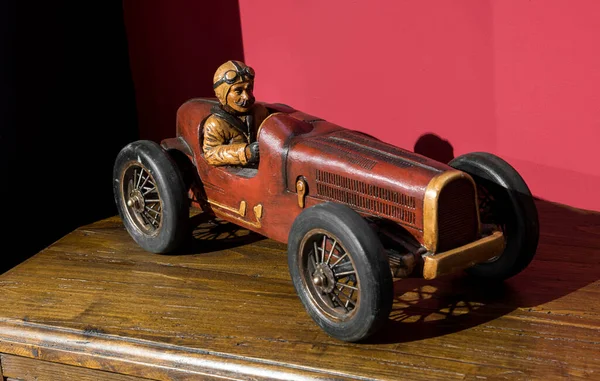Dřevěný Retro Model Automobilového Závodníka Umístěný Sluncem Osvětlené Polici Červené — Stock fotografie