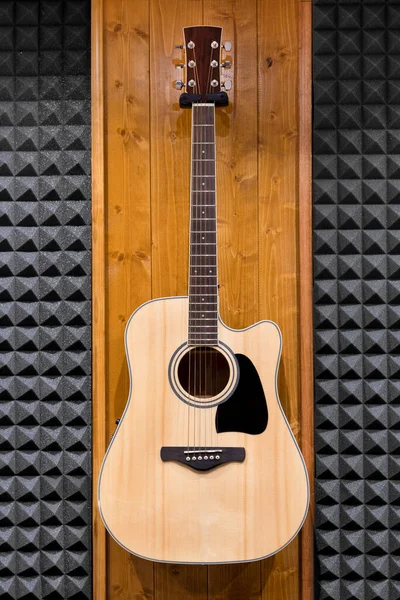 Drewniana Gitara Klasyczna Czarną Figurą Planszy Dźwiękowej Umieszczonej Ścianie Nowoczesnego — Zdjęcie stockowe