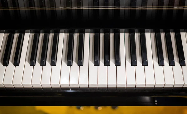 Cima Chaves Pretas Brancas Piano Instalado Palco Durante Concerto Teatro — Fotografia de Stock