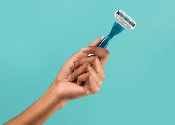 Crop Hand Black Woman Demonstrating Modern Disposable Convenient Razor Turquoise — Stock Photo, Image