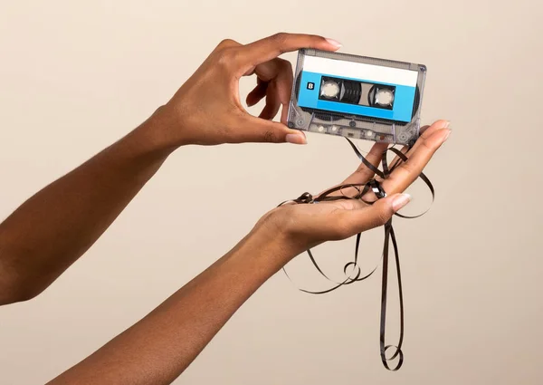 Crop Mani Donna Nera Dimostrando Cassetta Nastro Con Nastro Sfondo — Foto Stock